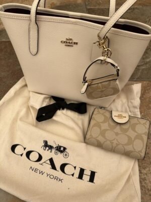 Tote mediana con cartera y charm