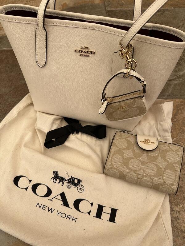 Tote mediana con cartera y charm