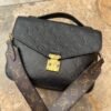 Bolsa de piel crossbody monograma