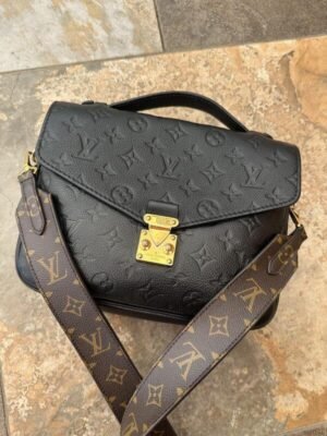 Bolsa de piel crossbody monograma