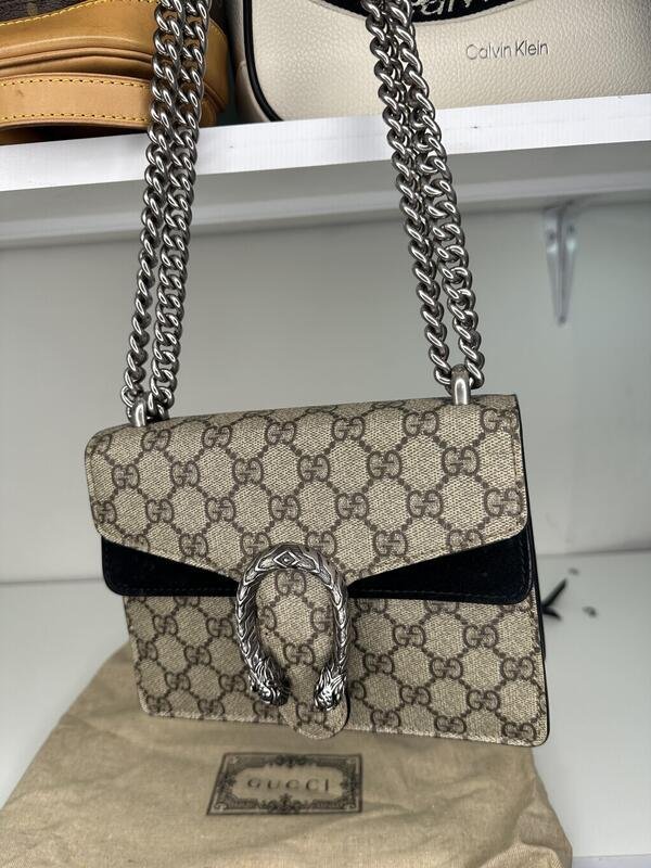 Bolsa pequeña cruzada de piel con gamuza