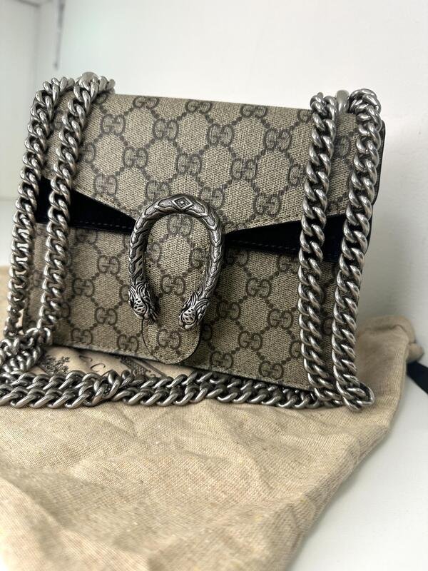 Bolsa pequeña cruzada de piel con gamuza