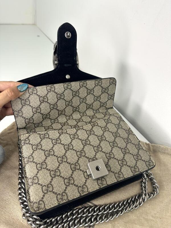 Bolsa pequeña cruzada de piel con gamuza