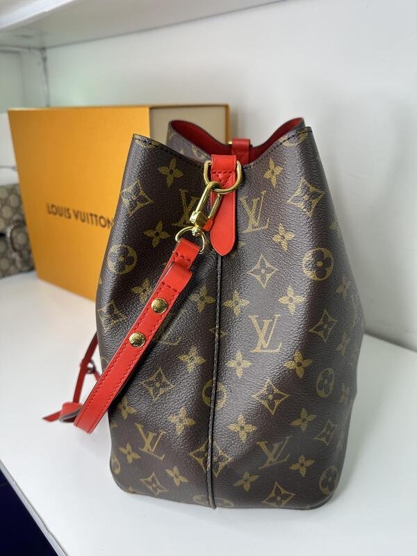 Bolsa bucket cruzada de piel