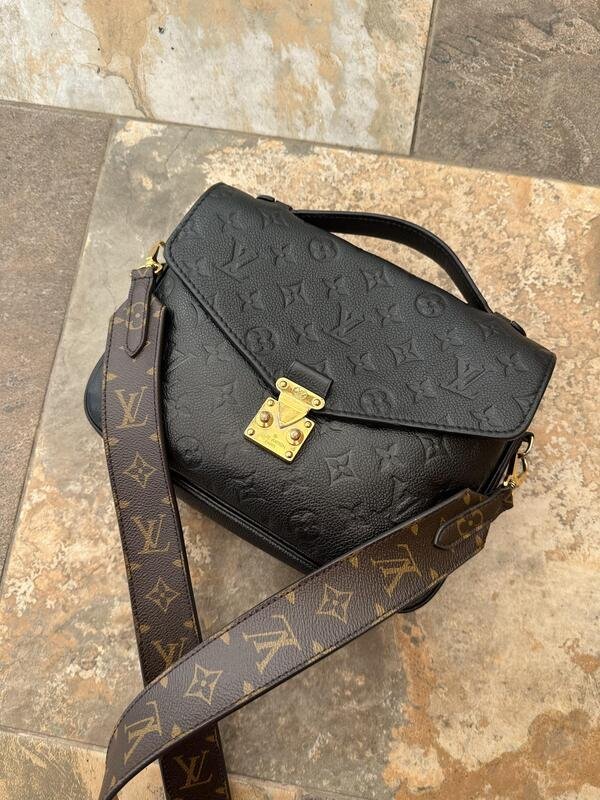 Bolsa de piel crossbody monograma