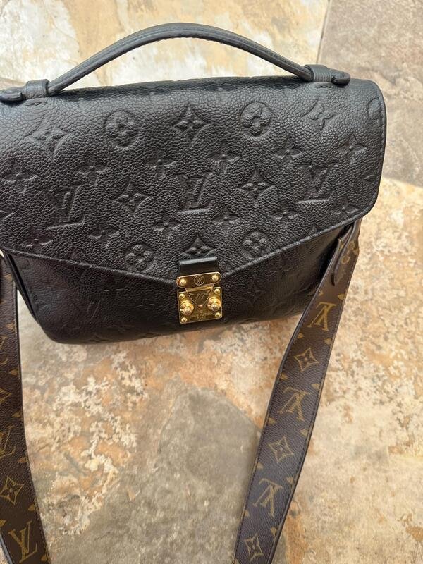 Bolsa de piel crossbody monograma