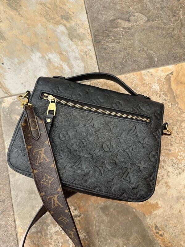 Bolsa de piel crossbody monograma