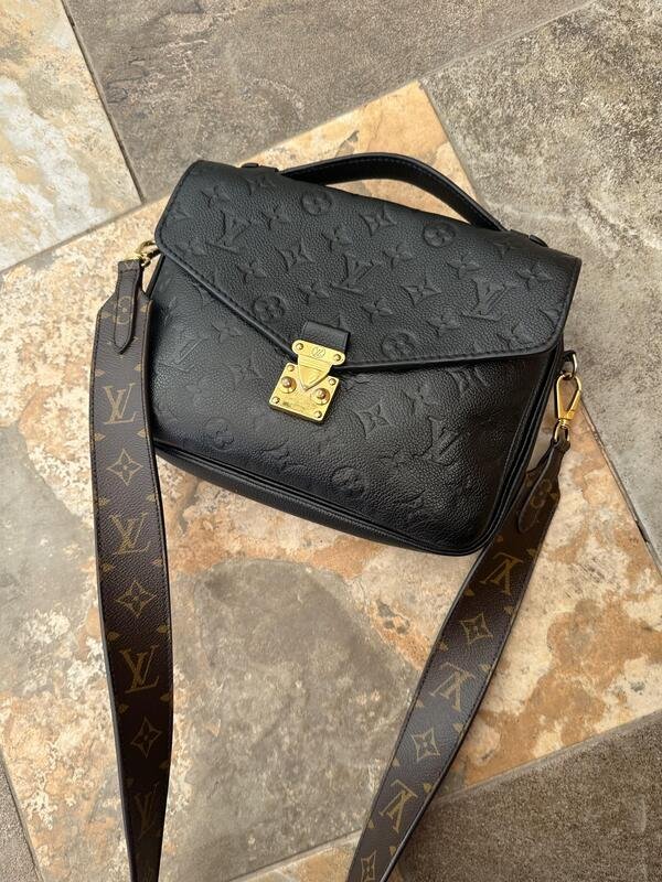 Bolsa de piel crossbody monograma