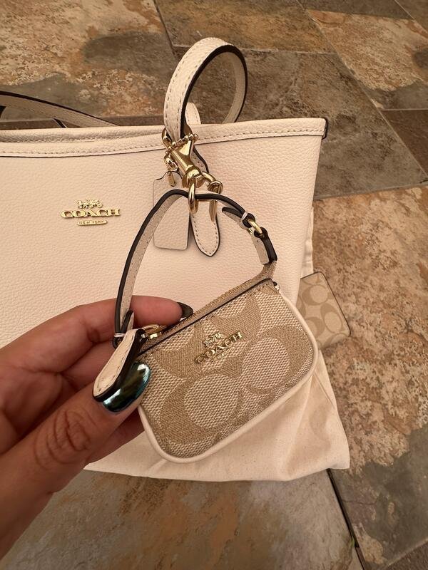 Tote mediana con cartera y charm