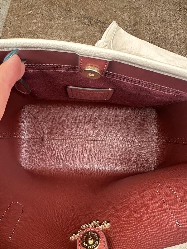 Tote mediana con cartera y charm