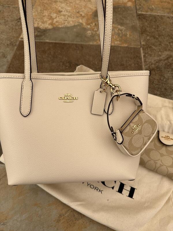 Tote mediana con cartera y charm