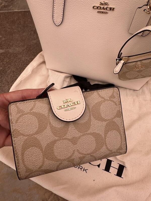 Tote mediana con cartera y charm